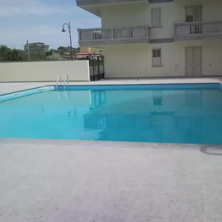 Cozy 2 Bed In Caulonia With Wrap Around Balcony