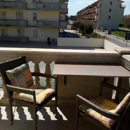 Cozy 2 Bed In Caulonia With Wrap Around Balcony