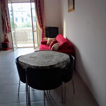 Apartment Cozy 2 Bed In Caulonia With Wrap Around Balcony