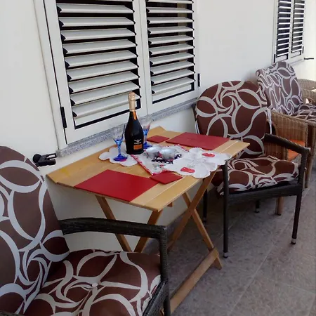 Apartment Cozy 2 Bed In Caulonia With Wrap Around Balcony